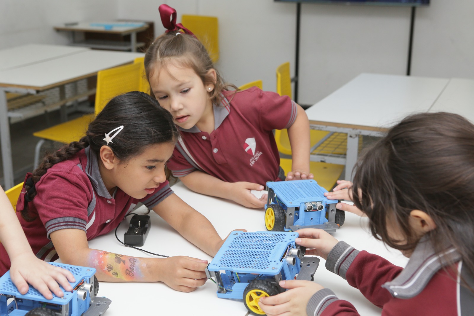 niños aprendiendo robotica escolar colegio primario